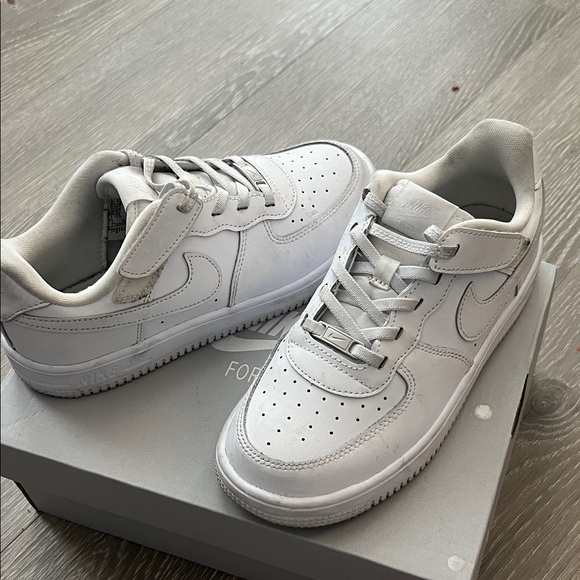 White Kids Air Force 1 Sneakers - Picture 2 of 4